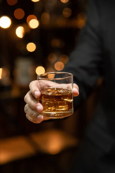 Barmen Viski Bardağını Dolduruyor Lokantadaki Arkadaşça Bir Partide Viskiyi Kutluyor — Stok fotoğraf