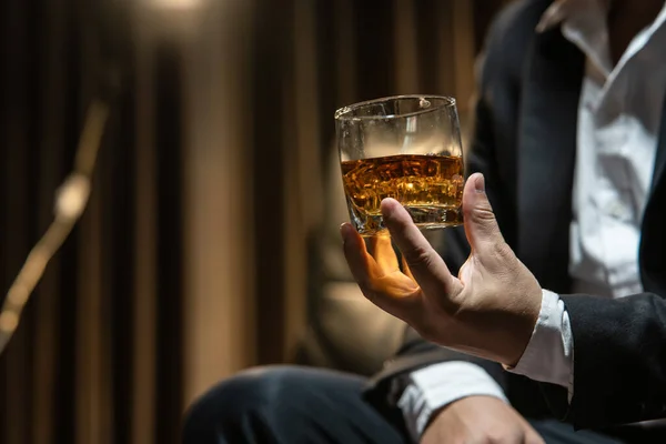 Üzletember Egy Pohár Whiskey Tartva Whiskey Iszik Italbolt Helyiségében — Stock Fotó