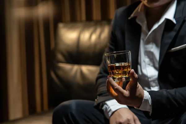 Podnikatel Sedí Drží Sklenku Whisky Whiskey Drink Whiskey Skladu Alkoholu — Stock fotografie