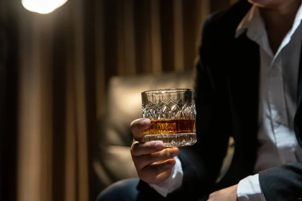 Empresário Sentado Segurando Copo Uísque Beber Whiskey — Fotografia de Stock