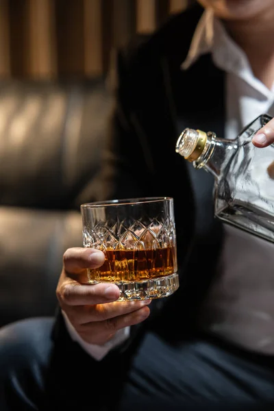 Uomo Affari Seduto Possesso Bicchiere Whisky Bere Whiskey — Foto Stock