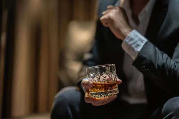 Podnikatel Sedící Držící Sklenici Whisky Whisky — Stock fotografie