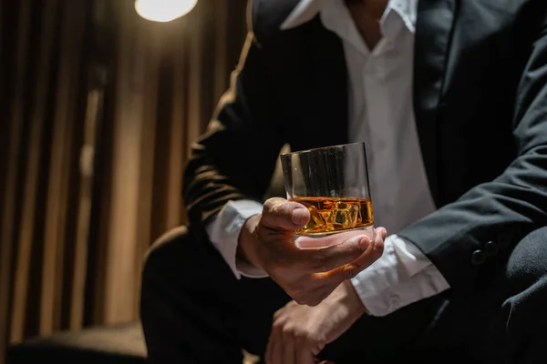 Biznesmen Siedzący Kieliszkiem Whisky Drink Whiskey — Zdjęcie stockowe
