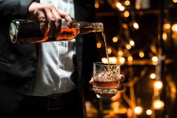Podnikatel Sedí Drží Sklenku Whisky Whiskey Drink Whiskey Skladu Alkoholu — Stock fotografie