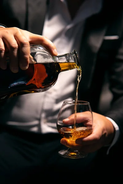ビジネスマンが酒の貯蔵室でウィスキーを飲む ロイヤリティフリーのストック画像