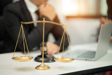 Avukat İşletme Avukatı ofiste hukuki meseleler üzerinde çalışıyor..