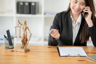 Avukat İşletme Avukatı ofiste hukuki meseleler üzerinde çalışıyor..