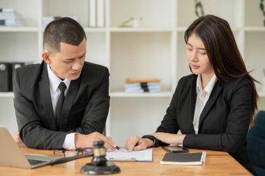 Avukat İşletme Avukatı ofiste hukuki meseleler üzerinde çalışıyor..