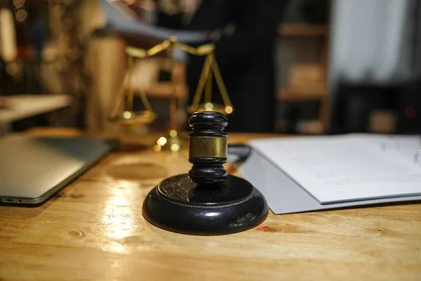 Avukat İşletme Avukatı ofiste hukuki meseleler üzerinde çalışıyor..