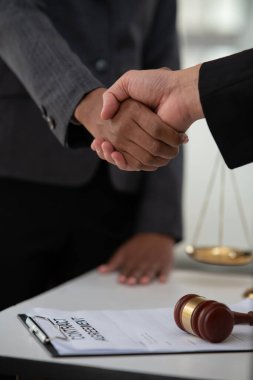 Hukuk bürosunda hukuk hizmetleri kavramına sahip avukatlar, bilgisayar işgücü hukuku hakkında internette hukuki danışmanlık yaparlar.