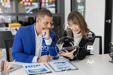 Hukuk bürosunda hukuk hizmetleri kavramına sahip avukatlar, bilgisayar işgücü hukuku hakkında internette hukuki danışmanlık yaparlar.