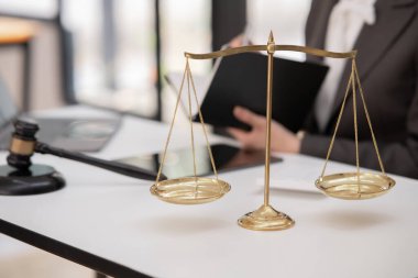 Avukat ya da hakim, müvekkil, hukuk ve hukuk hizmetleri konseptiyle takım toplantısı yapmak için danışmanlık yapıyor