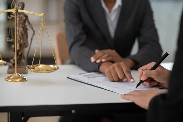 Hukuk bürosunda hukuk hizmetleri kavramına sahip avukatlar, bilgisayar işgücü hukuku hakkında internette hukuki danışmanlık yaparlar.