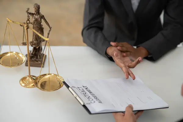 Rechtsanwälte Mit Rechtsdienstleistungskonzepten Der Anwaltskanzlei Arbeiten Online Rechtsberatung Zum Computerarbeitsrecht — Stockfoto