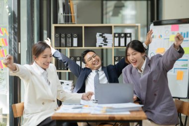 Asyalı iş hediyeleri beyaz tahtadaki grafiği açıklıyor. Danışmanlık, tartışma, bilgi alışverişi..