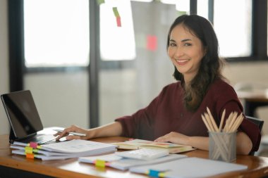 Asyalı iş kadını mali belgelere bakıyor