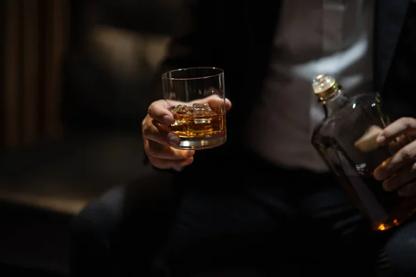Adamı Içki Deposunda Elinde Viski Bardağıyla Oturuyor — Stok fotoğraf