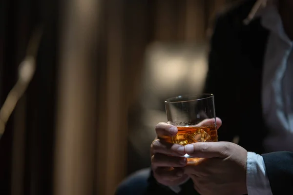 Affärsman Som Sitter Och Håller Ett Glas Whisky Dricka Whisky — Stockfoto