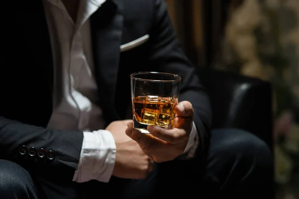 Adamı Içki Deposunda Elinde Viski Bardağıyla Oturuyor — Stok fotoğraf