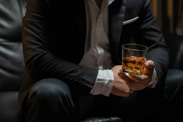 Zakenman Die Een Glas Whiskey Drink Whiskey Vasthoudt Drankwinkel — Stockfoto