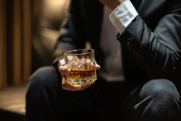 ビジネスマンが酒の貯蔵室でウィスキーを飲む — ストック写真