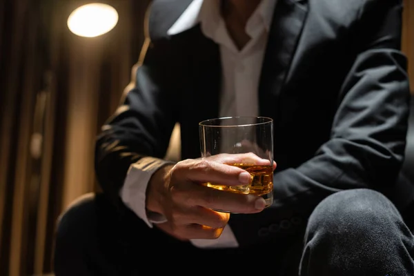 Biznesmen Siedzący Kieliszkiem Whisky Drink Whiskey Monopolowym — Zdjęcie stockowe