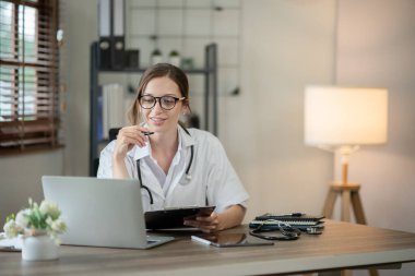 Kadın doktor hastanedeki klinikte bir kadın hemşireye danışmanlık yapıyor.