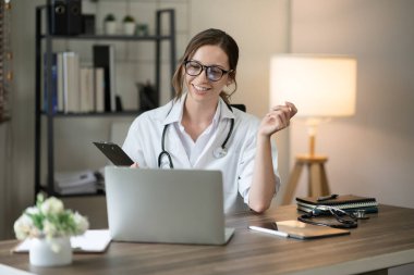 Kadın doktor hastanedeki klinikte bir kadın hemşireye danışmanlık yapıyor.