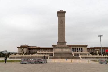İkonik Pekin simgesi. Tiananmen Meydanı. Tarih, mimari, insanların kahramanları. Görkemli bir yapı, canlı bir atmosfer.
