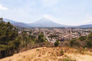 Antigua 'nın büyüleyici panoramik görüntüsü, Cerro de la Cruz' dan Guatemala.