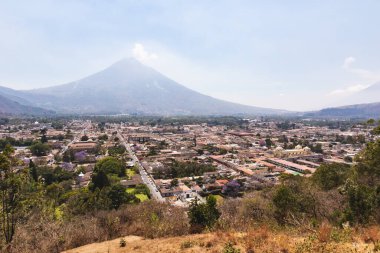 Antigua, Guatemala 'nın güzel mimarisi, dağları ve doğası olan manzaralı bir şehir..