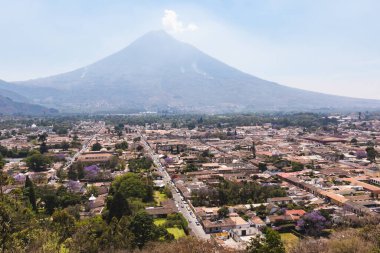 Büyüleyici Guatemala kasabası, güzel mimarisi olan dağlık bir araziye yerleşmiş..