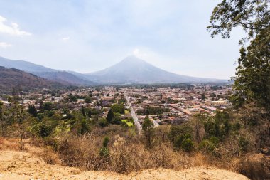 Nefes kesici panoramik manzara Antigua 'nın mimarisini manzaranın ve dağların ortasında sergiliyor.