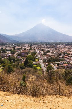 Büyüleyici Antigua: Guatemala 'da mimari, doğa ve volkanı harmanlayan bir şehir.