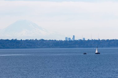 Yelkenli Washington denizi boyunca süzülürken Rainier Dağı arkaplanı. Pasifik Kuzeybatı Washington Eyaleti Puget Sound