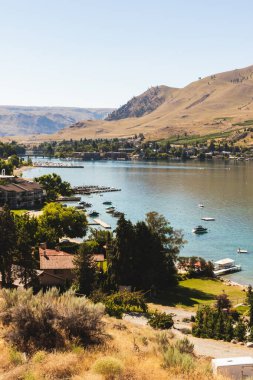 Dağları, berrak gökyüzünü ve sakin sularını olan sakin Chelan Gölü manzarası. Pasifik Kuzeybatı Washington Eyaleti