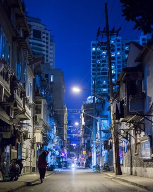 2017 Shanghai şehri geceleri aydınlık binalar ve hareketli caddelerle dolu..