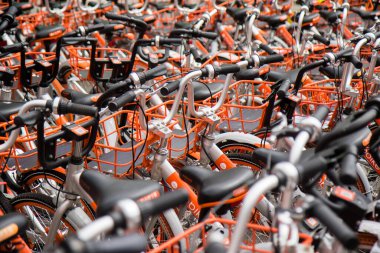 Bulanık ortadaki canlı turuncu bisikletler, birden fazla bisiklet. Seçici odak.