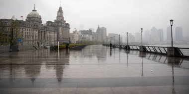 Binalar, su yansıması ve büyüleyici sisli Şangay şehri..