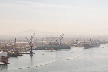 San Diego Körfezi üzerindeki Coronado Köprüsü 'nde yelkenli tekneler, gökyüzü, gemiler, ulaşım, su ve rıhtım.. 