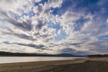 San Diego Körfezi üzerindeki Coronado Köprüsü 'nde yelkenli tekneler, gökyüzü, gemiler, ulaşım, su ve rıhtım.. 