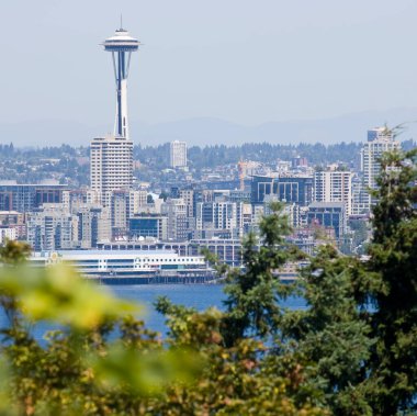 Çağdaş gökdelenler ve yeşillik içinde hareketli bir şehirde ofis binaları. Seattle Pasifik Kuzeybatı Washington Eyaleti