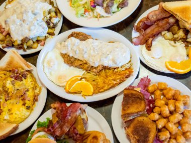 Sağlıklı, çeşitli yemek seçeneklerini vurgulayan iştah açıcı bir tabak..