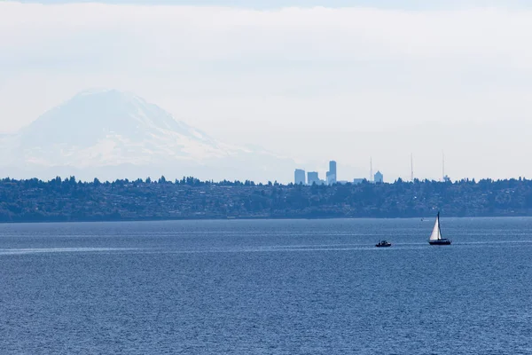 Yelkenli Washington denizi boyunca süzülürken Rainier Dağı arkaplanı. Pasifik Kuzeybatı Washington Eyaleti Puget Sound