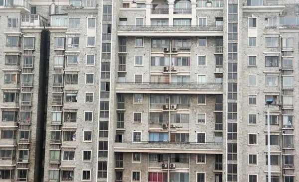 Çin apartmanı, Şangay. Canlı mahallelerde sayısız penceresi olan modern kule bloğu.