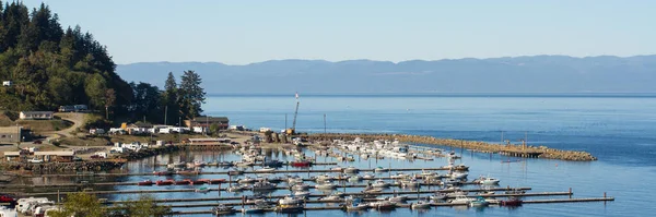 Panoramische Haven Met Zeilboot Bergen Kalme Blauwe Zee Een Zonnige — Stockfoto