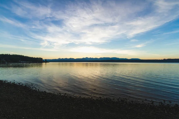 Strand Serene Lucht Reflecterend Water Rustige Scene Ongerepte Kust Ochtendschoonheid — Stockfoto