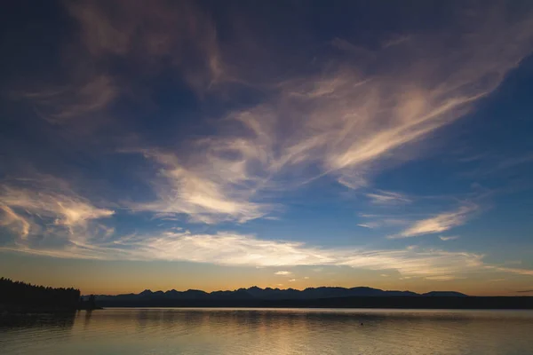 Lac Calme Reflétant Ciel Serein Les Nuages Dans Nature Tranquille — Photo