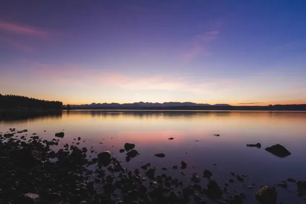 Kayalık Göl Kıyısında Sakin Bir Şafak Doğanın Güzelliğini Yansıtıyor Nsan — Stok fotoğraf
