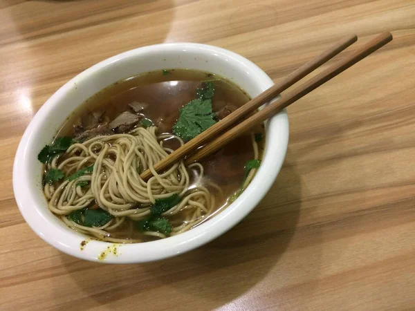 Θρέψη Ασιατική Κουζίνα Ζωμό Noodles Και Φρέσκα Υλικά Περιλαμβάνονται Ξυλάκια — Φωτογραφία Αρχείου